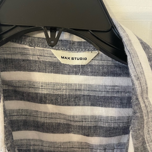Max Studio collared button down sleeveless top- like new - Picture 2 of 3